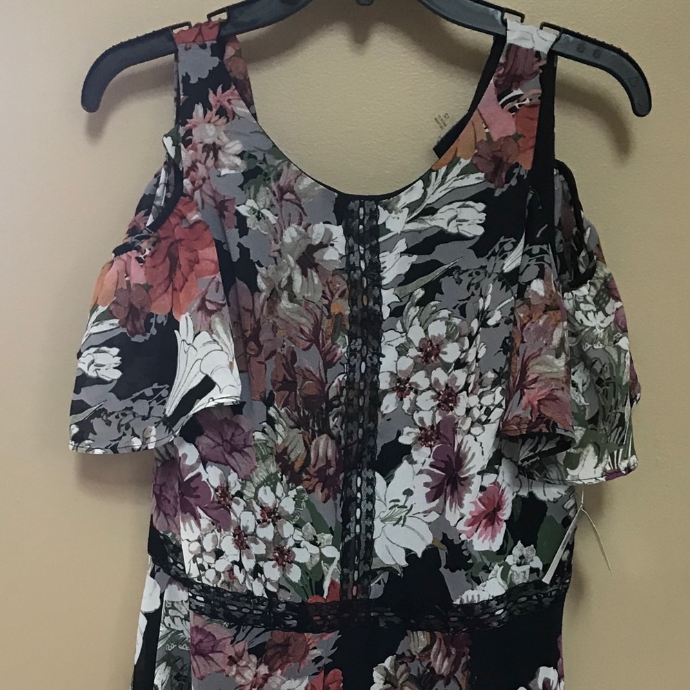 Gabby Skye size 12 floral cold shoulder dress